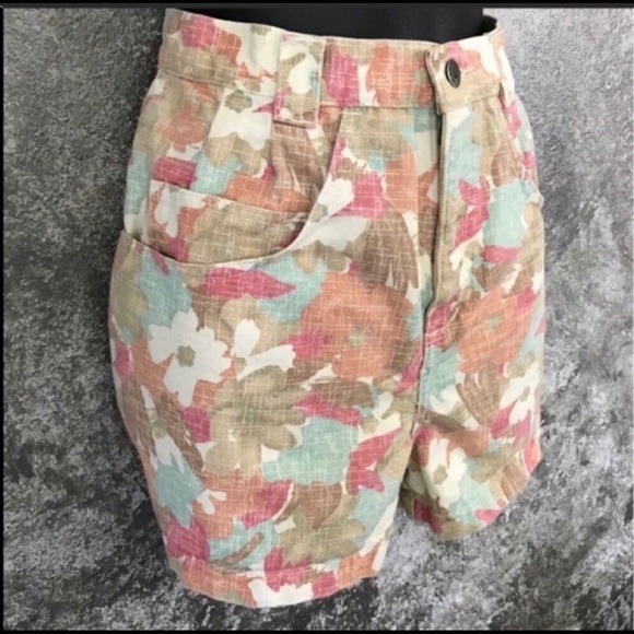 80’s High waist VINTAGE floral shorts 28” waist - Picture 2 of 7